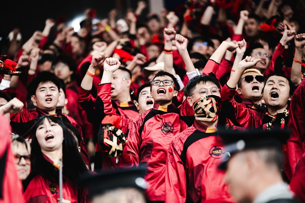 精彩转播看点！现场球迷欢呼喝彩声震天响：jbo竞博下载